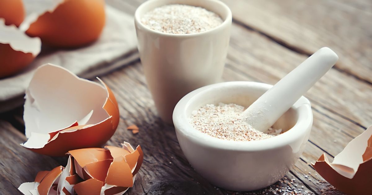 Nghiền vỏ trứng bằng chày cối