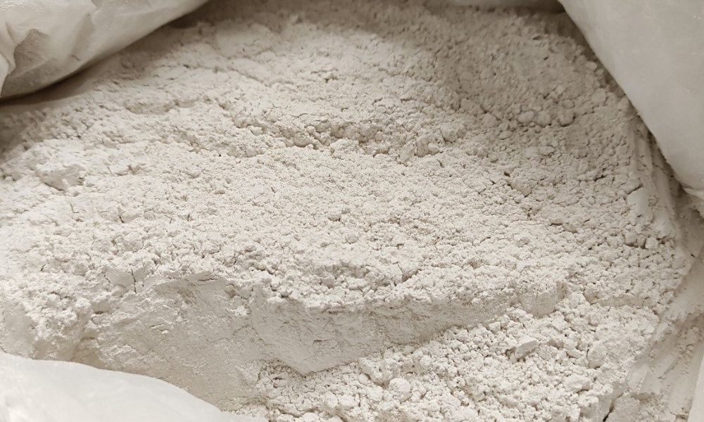 Ủ bằng EM có cần trộn thêm vôi không?