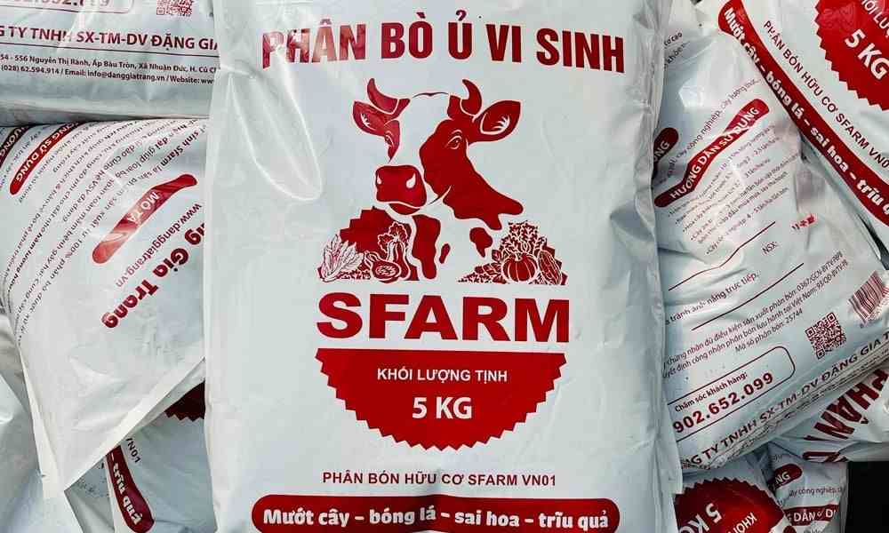 Sử dụng phân bò để bổ sung mùn và vi sinh vật có lợi cho cây