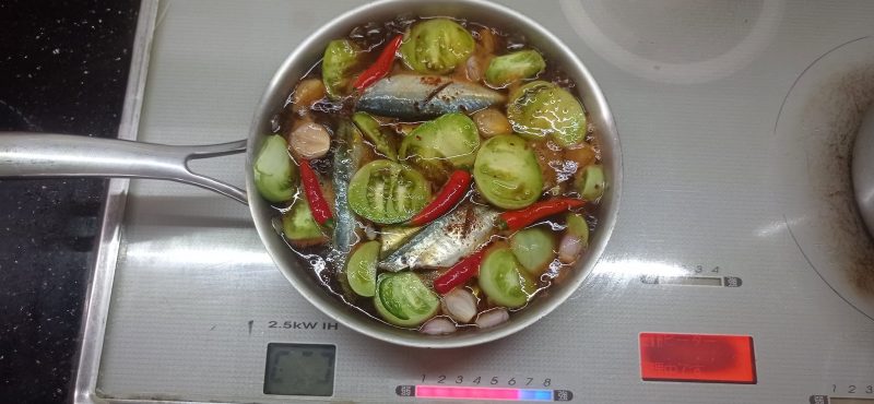 Món cá kho với cà chua xanh