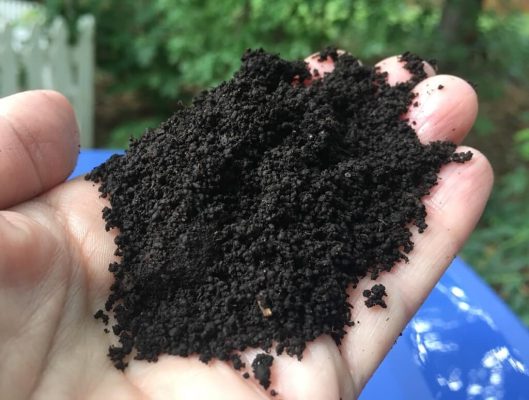 Chọn phân phù hợp, xác định lượng theo sản phẩm và thể tích chậu