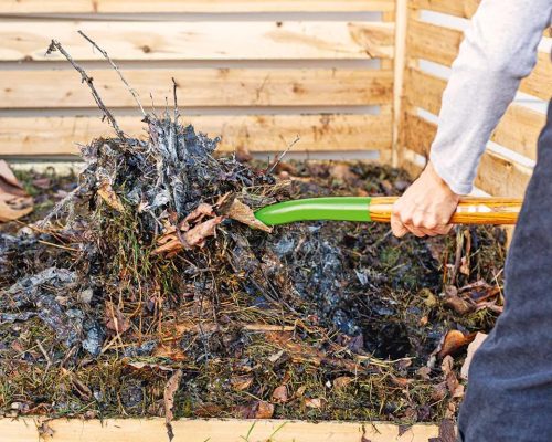 Xử lý đống ủ có mùi, quá ướt hoặc chậm phân hủy